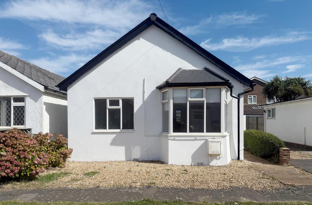 Lot: 91 - DETACHED BUNGALOW FOR INVESTMENT - View of front elevation from Slindon Avenue